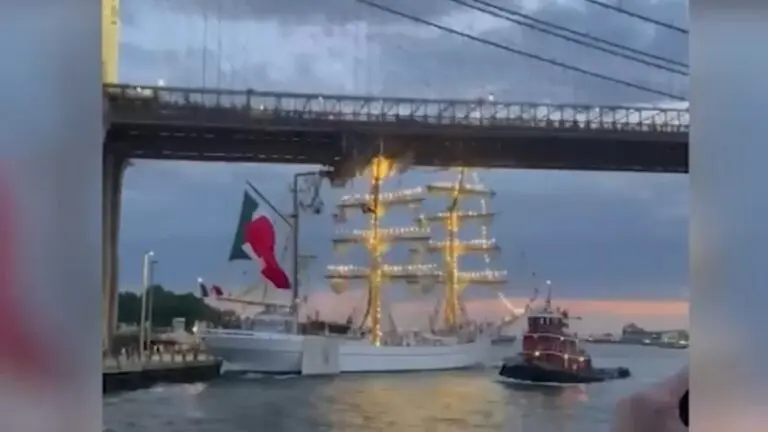 Mexican Navy Ship Involved in Brooklyn Bridge Crash image 1