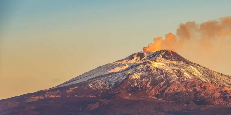 Le Volcan Etna : Une Force de la Nature en Éruption