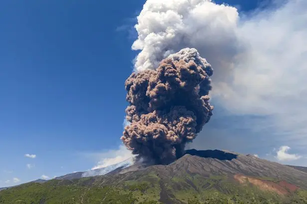 Éruption du volcan Etna en Italie : un phénomène naturel impressionnant