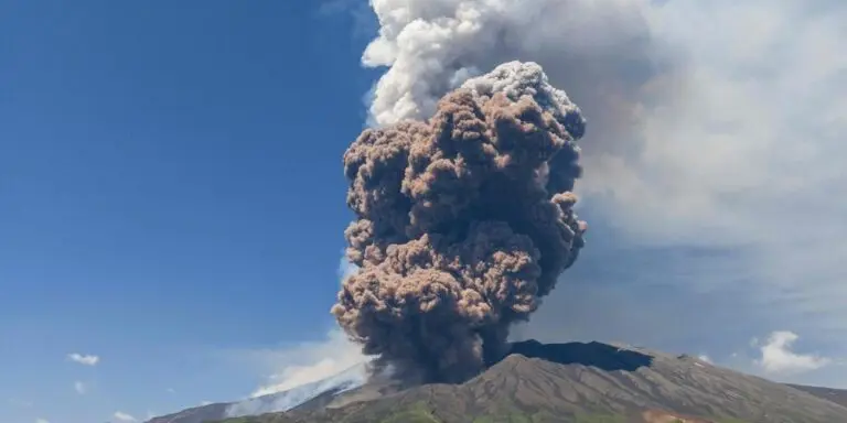 Éruption récente du volcan Etna : Impact et Signification