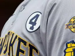 Pourquoi les joueurs de la MLB portent-ils le numéro 4?