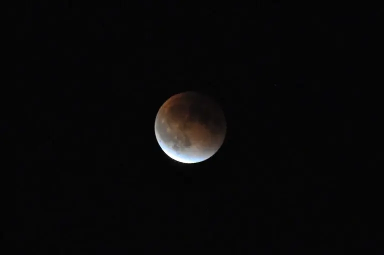 Fenêtre sur le Mystère de la Lune Rouge image 1