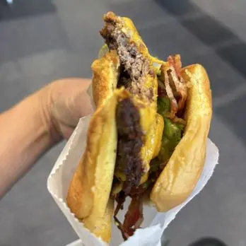 The Rise of Shake Shack in Canada: A Gourmet Fast Food Experience