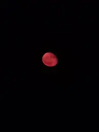 Pourquoi la Lune est rouge ce soir : Explications et événements