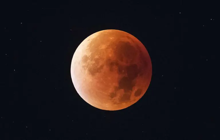 La Lune Rouge: Événement Astronomique du 7 Septembre 2025