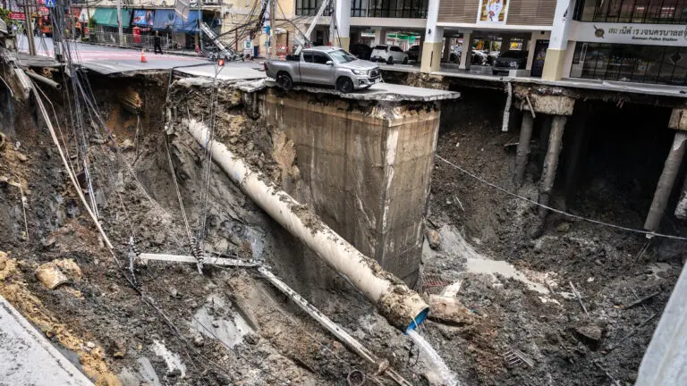 A Massive Sinkhole Opens Up in Bangkok, Causing Panic image 1