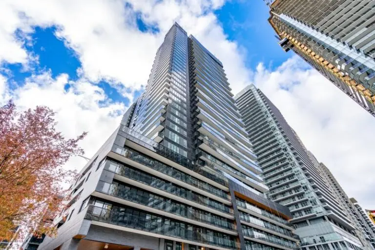 Discovering Toronto: Canada’s Vibrant Urban Center