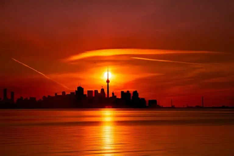Météo actuelle et prévisions pour Toronto : Quoi attendre cette saison