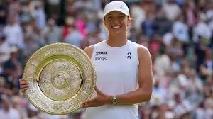 Exploring the Journey of Iga Świątek in Tennis image 1