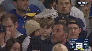 Pourquoi les fans des Mariners mettent-ils des chaussures sur leur tête?