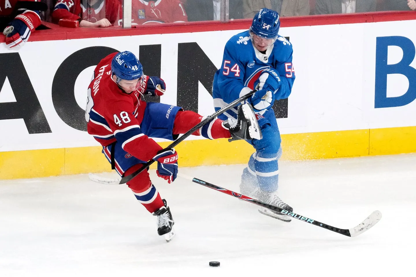 S'étant fait prendre en défaut pour avoir embelli sa chute lors du sixième match contre les Sabres, Lane Hutson se retrouve en quelque sorte jugé plus sévèrement quand vient le temps d'appeler les pénalités dont il est victime.