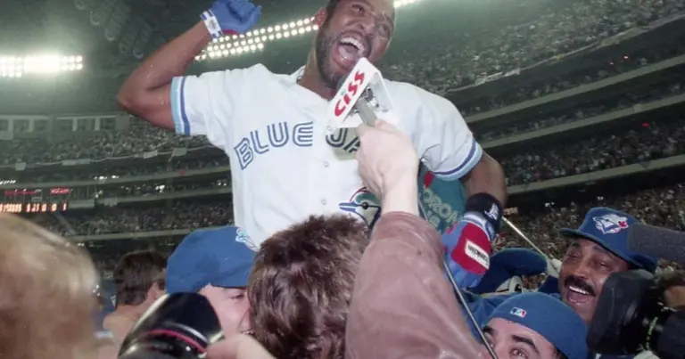 Toronto unveils Joe Carter statue honouring World Series titles image 1