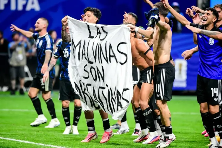 UK urges FIFA to investigate Argentina over Falklands banner at World Cup image 1