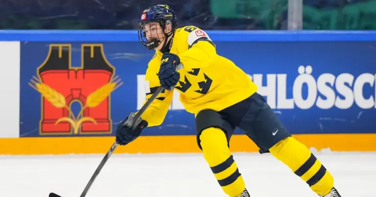 Winnipeg Jets sign first-round draft pick Viggo Björck to entry-level contract